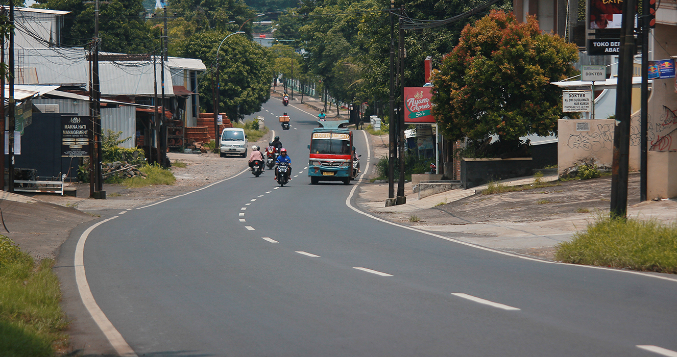 BUTUH JALAN TOL: Pengendara melintas di salah satu ruas jalan di Kabupaten Jepara. (MOH. NUR SYAHRI MUHARROM/RADARPATI.ID)