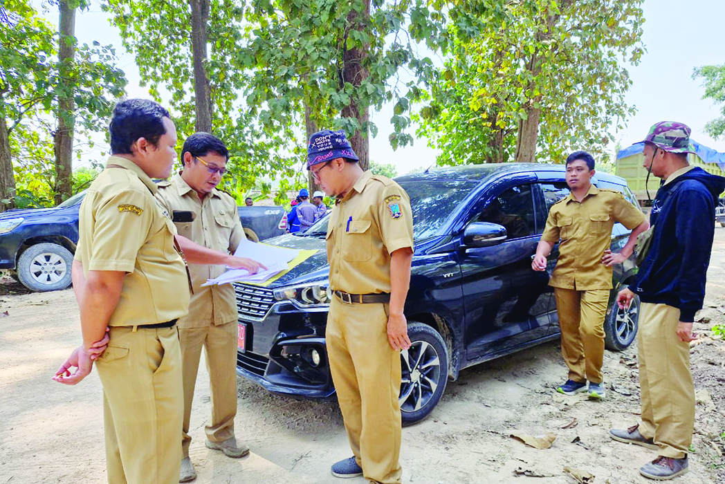 SURVEI: Tim DPUTaru dan DLH Rembang survei jalan untuk fasum, sekaligus fasilitasi pengusaha tambang di Sale, Senin lalu (29/7). (DLH UNTUK RADARPATI.ID)