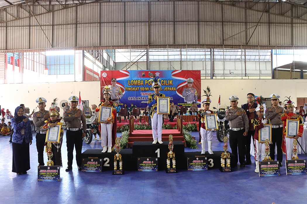 MEMBANGGAKAN: Para juara Lomba Pocil Polres Jepara 2024 setelah menerima piala kejuaraan. (POLRES JEPARA UNTUK RADARPATI.ID)