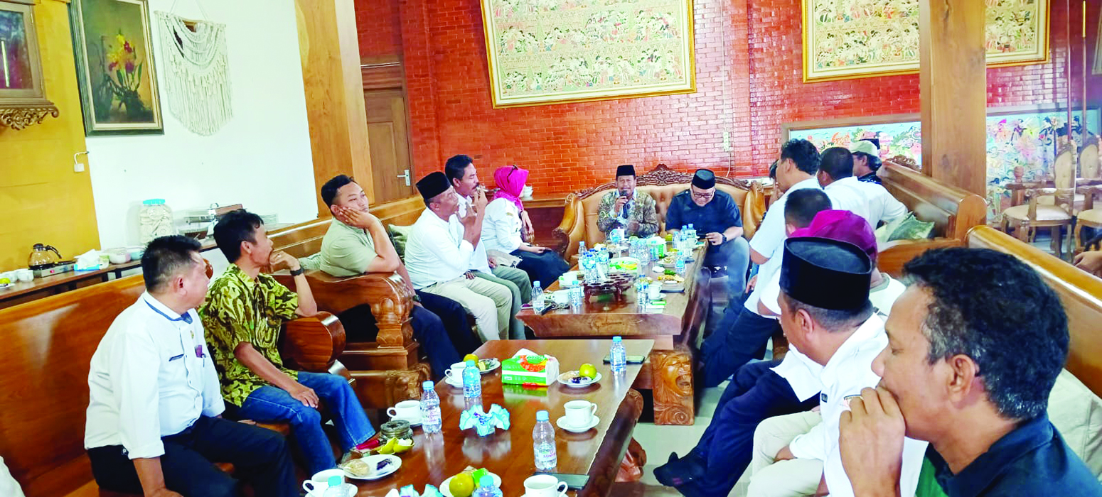 SILATURAHMI: Para Kades se-Kecamatan Rembang ngopi bareng Harmonis di joglo Wafi, kelurahan Sidowayah Rembang kemarin. (FOTO KADES UNTUK RADARPATI.ID)