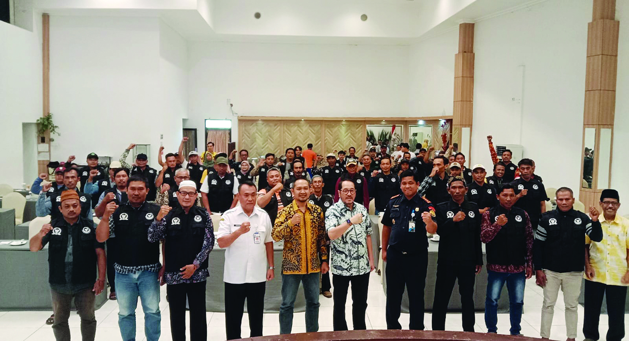 KOLABORASI: Kelompok masyarakat mengikuti sosialisasi tentang penguatan peran masyarakat dalam SDKP melalui sistem pengawasan berbasis masyarakat kemarin. (VACHRI RINALDY L/RADARPATI.ID)