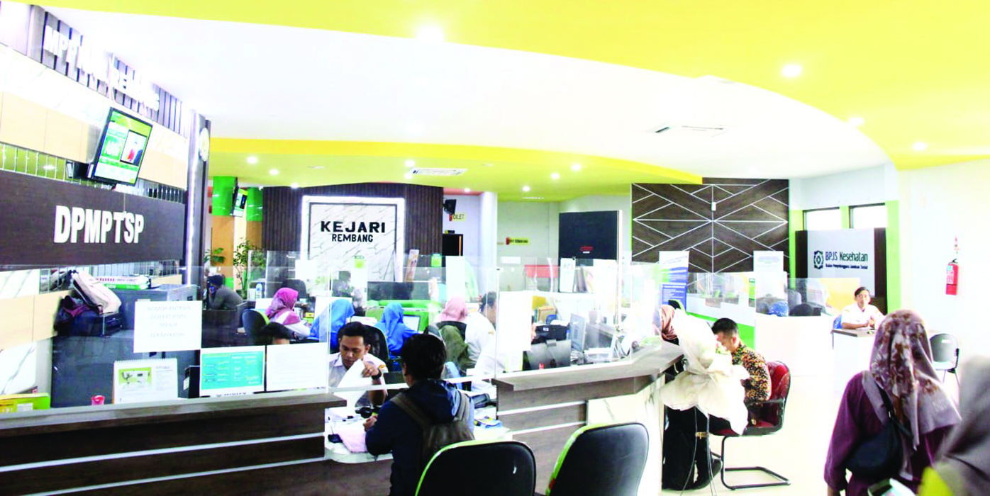 DIMAKSIMALKAN: Pelayanan di MPP Rembang dimaksimalkan untuk memberikan kemudahan bagi warga masyarakat, kemarin. (WISNU AJI/RADARPATI.ID)