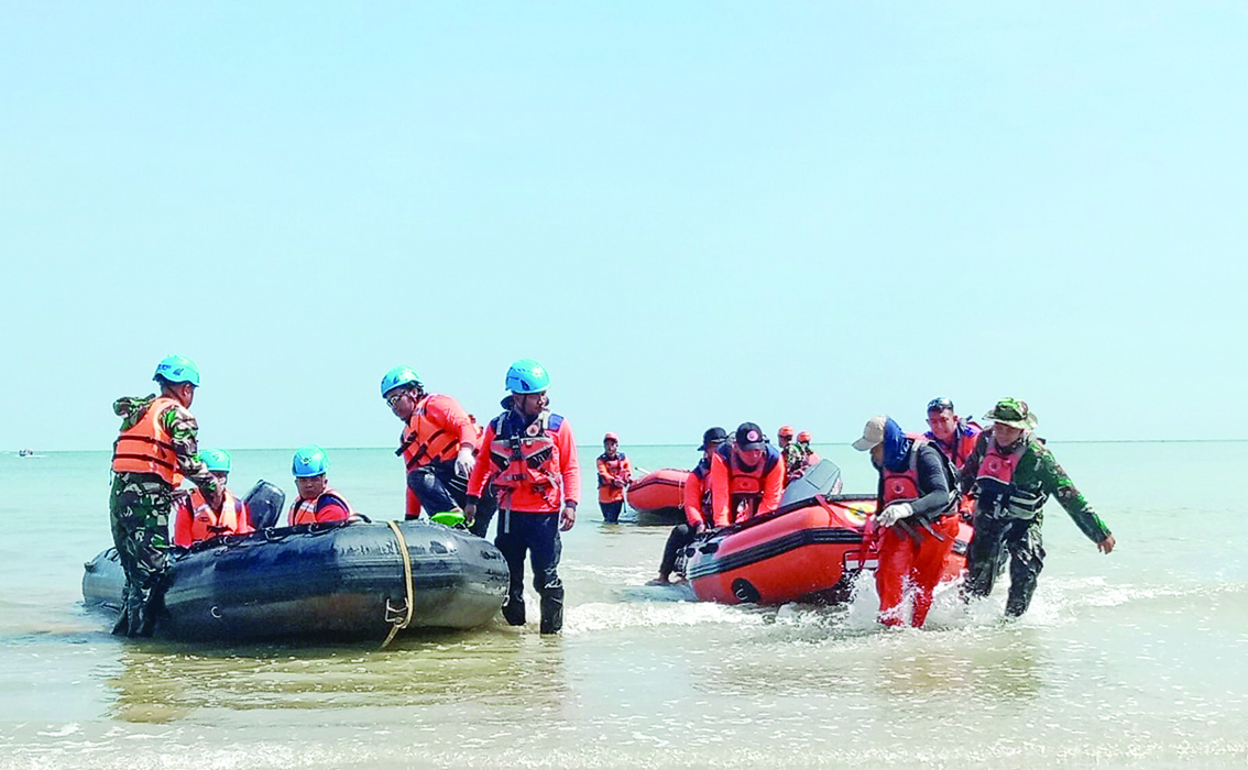 GABUNGAN: Tim BPBD bersama TNI, Polri, dan Basarnas melaksanakan latihan gabungan penyelamatan kecelakaan air di Pantai Karang Jahe kemarin. (VACHRI RINALDY L/RADARPATI.ID)