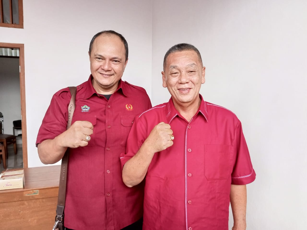 TERPILIH : Soetarto Oenthersa (sebelah kanan) bersama Wakil Ketua 1 KONI Jawa Tengah usai Musorkab KONI Pati. (ACHMAD ULIL ALBAB/RADAR KUDUS)