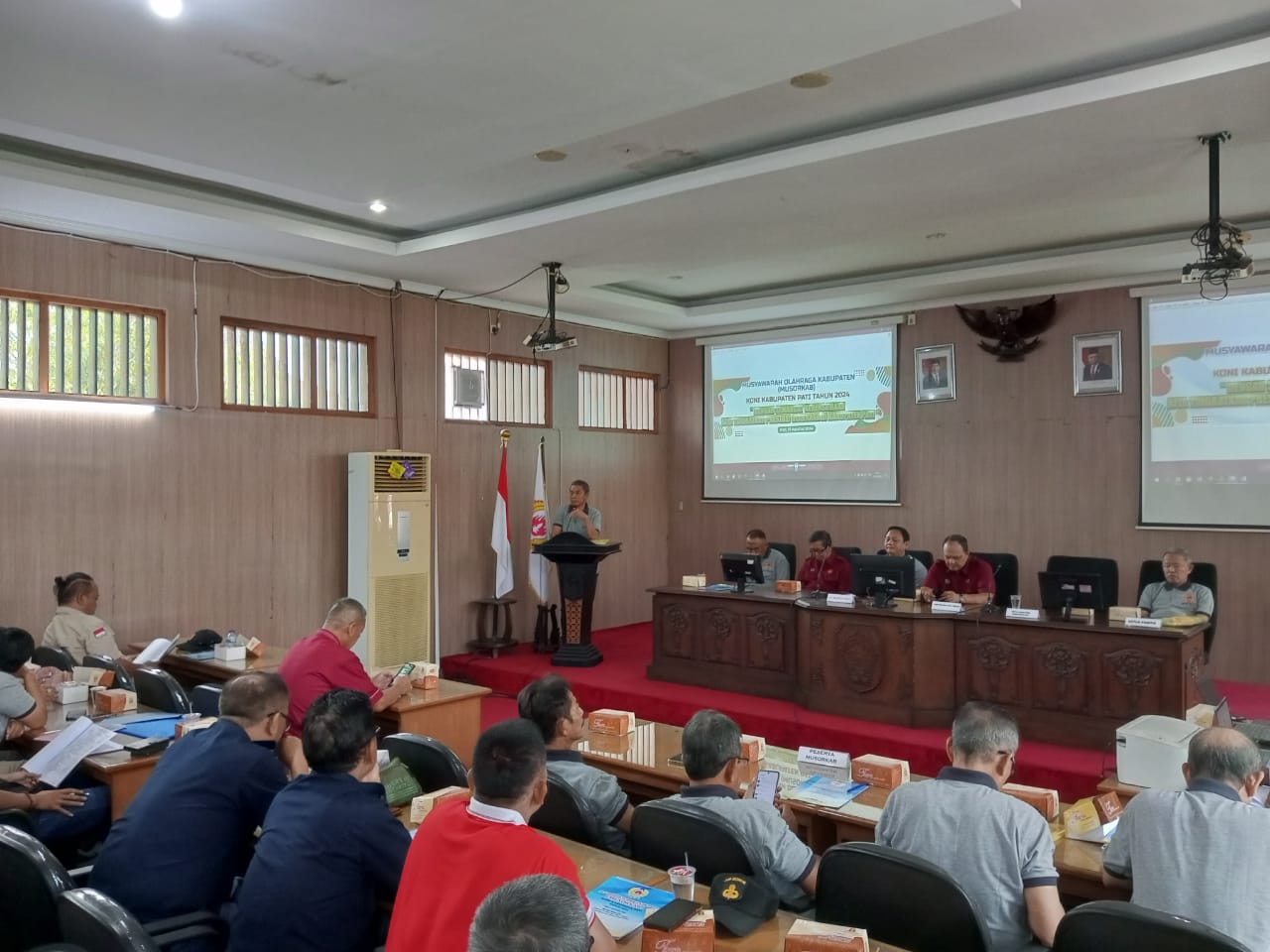 SELESAI : Ketua KONI Pati periode 2020 &ndash; 2024 Mustamaji saat memberikan sambutan dalam agenda Musorkab KONI Pati di Ruang Penjawi Setda Pati. (ACHMAD ULIL ALBAB/RADAR KUDUS)