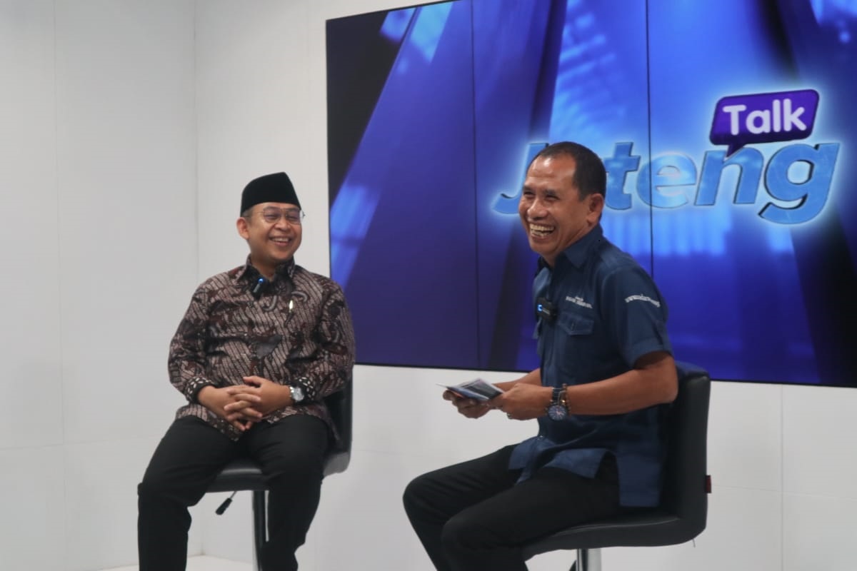DIALOG : Ketua PWNU Jateng terpilih Gus Rozin memaparkan program PWNU Jateng lewat program Jateng Talk dengan host Baehaqi di Jawa Pos TV, Kamis (1/8). (M. IQBAL AMAR/JAWA POS)