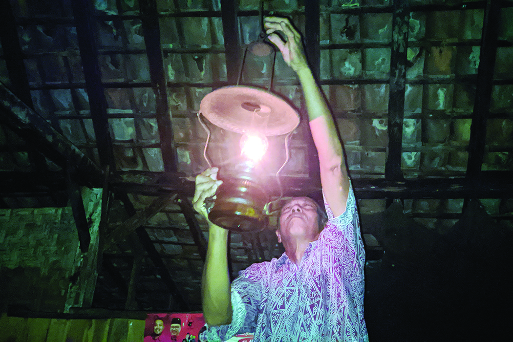 PASANG PETROMAKS : Setiap malam, Daripada bersahabat dengan lampu ublik yang meneranii dalam rumahnya. (ARIF FAKHRIAN KHALIM/RADARPATI.ID)