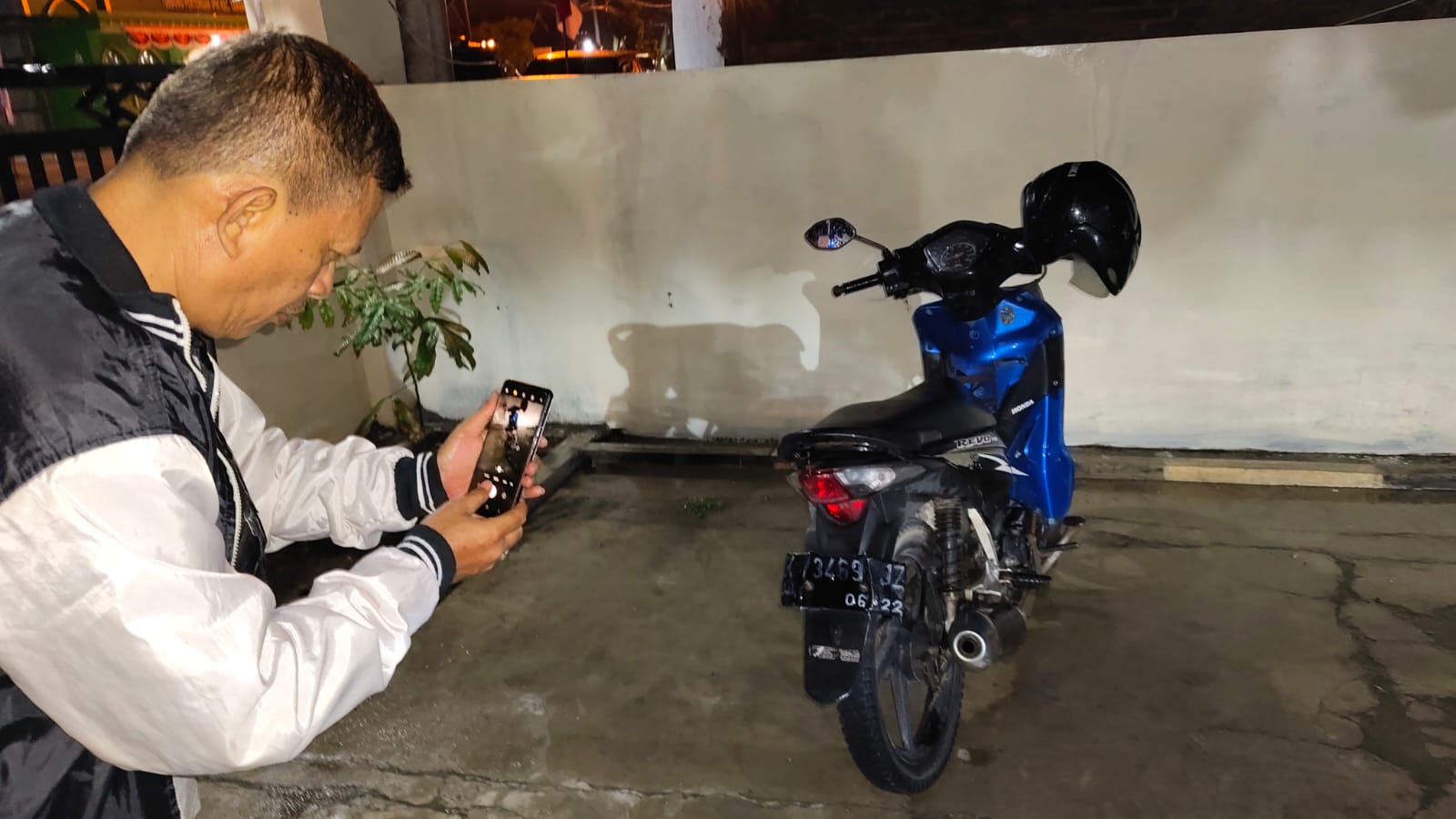 BARANG BUKTI: Polsek Tawangharjo berhasil amankan barang bukti sepeda motor Revo yang akan dibegal oleh pelaku di Desa Godan, Kecamatan Tawangharjo. (SIROJUL MUNIR/RADAR KUDUS)