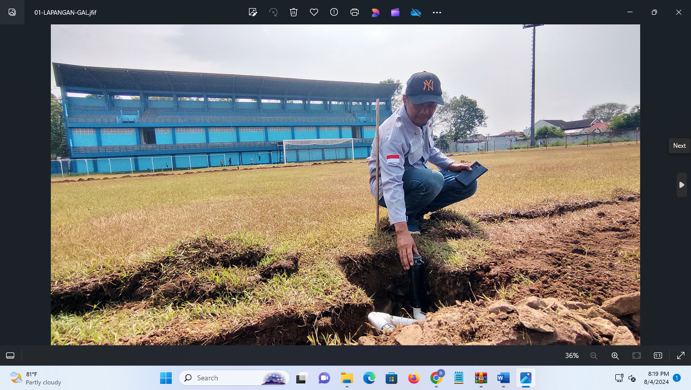 DITATA ULANG: Pekerja sedang mengerjakan sistem irigasi di Stadion Wergu Wetan. (GALIH ERLAMBANG W/RADAR KUDUS)