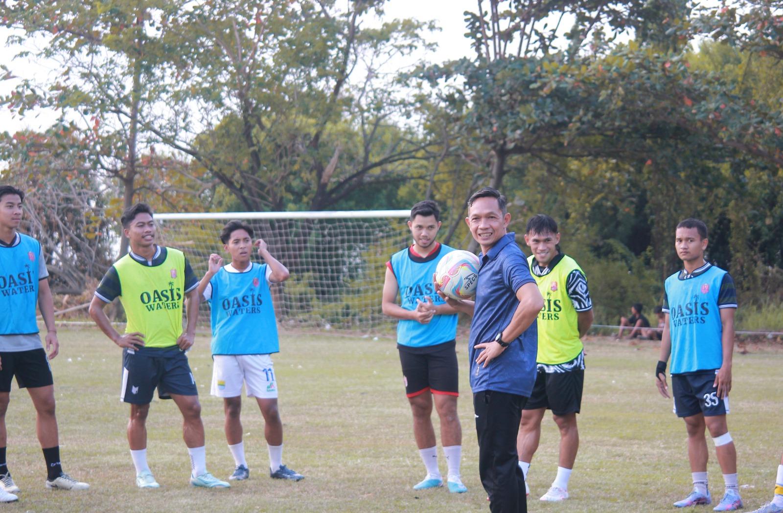 SEMANGAT: Para pemain Persijap Jepara mengikuti latihan perdana yang digelar di Lapangan Pantai Bandengan, Senin (5/8). (MOH. NUR SYAHRI MUHARROM/RADAR KUDUS)