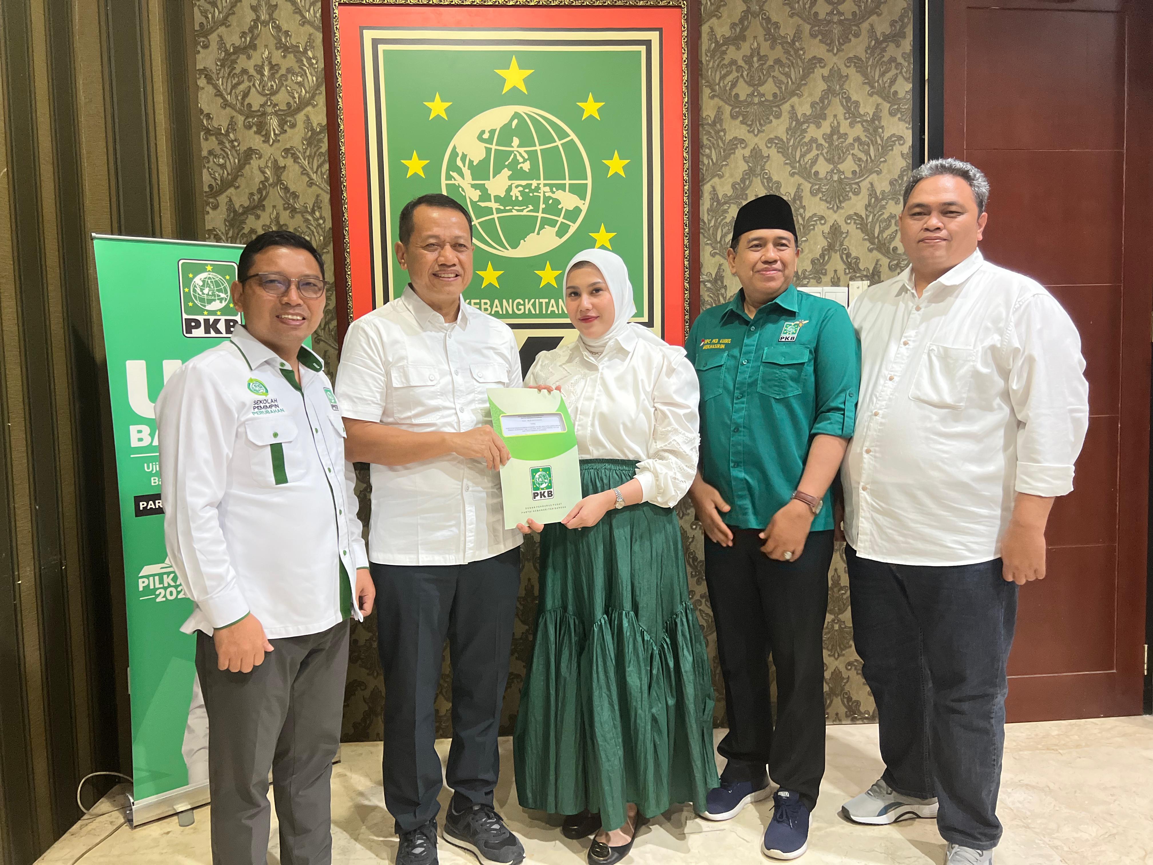 KOALISI GEMUK: Samani-Bellinda menerima surat rekomendasi dari PKB untuk maju ke kontestasi Pilkada. (DOK PRIBADI)