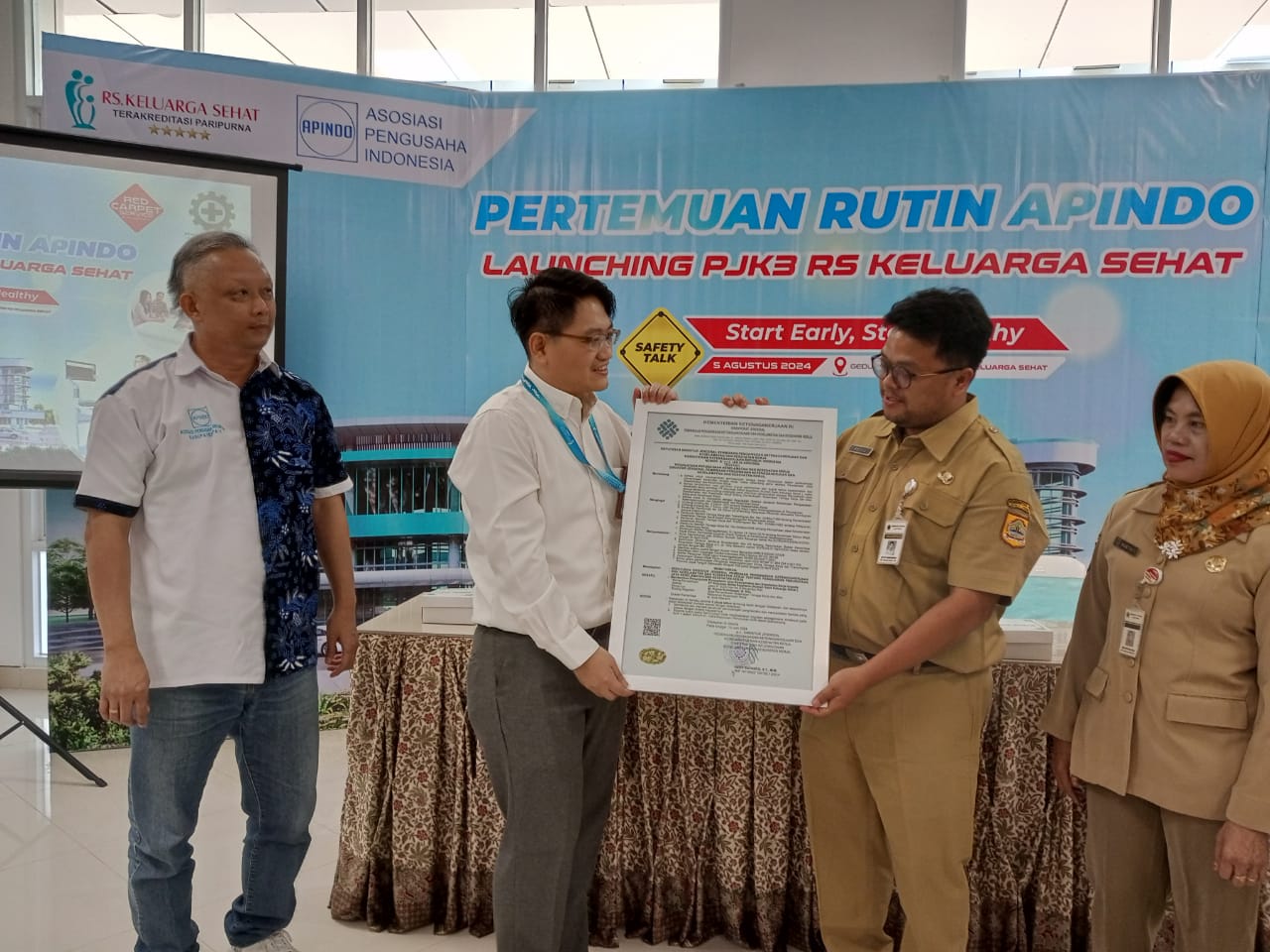 JADI YANG PERTAMA : Direktur RS KSH Pati Kelvin Kurniawan menerima sertifikat Perusahaan Jasa Keselamatan dan Kesehatan Kerja (PJK3).  (ACHMAD ULIL ALBAB/RADAR KUDUS)
