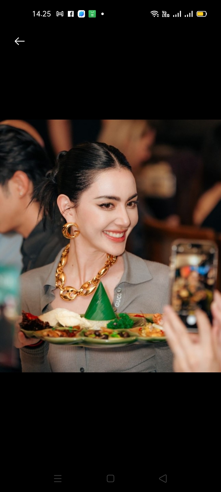 KETAGIHAN SEBLAK: Davika Hoorne, artis Thailand.