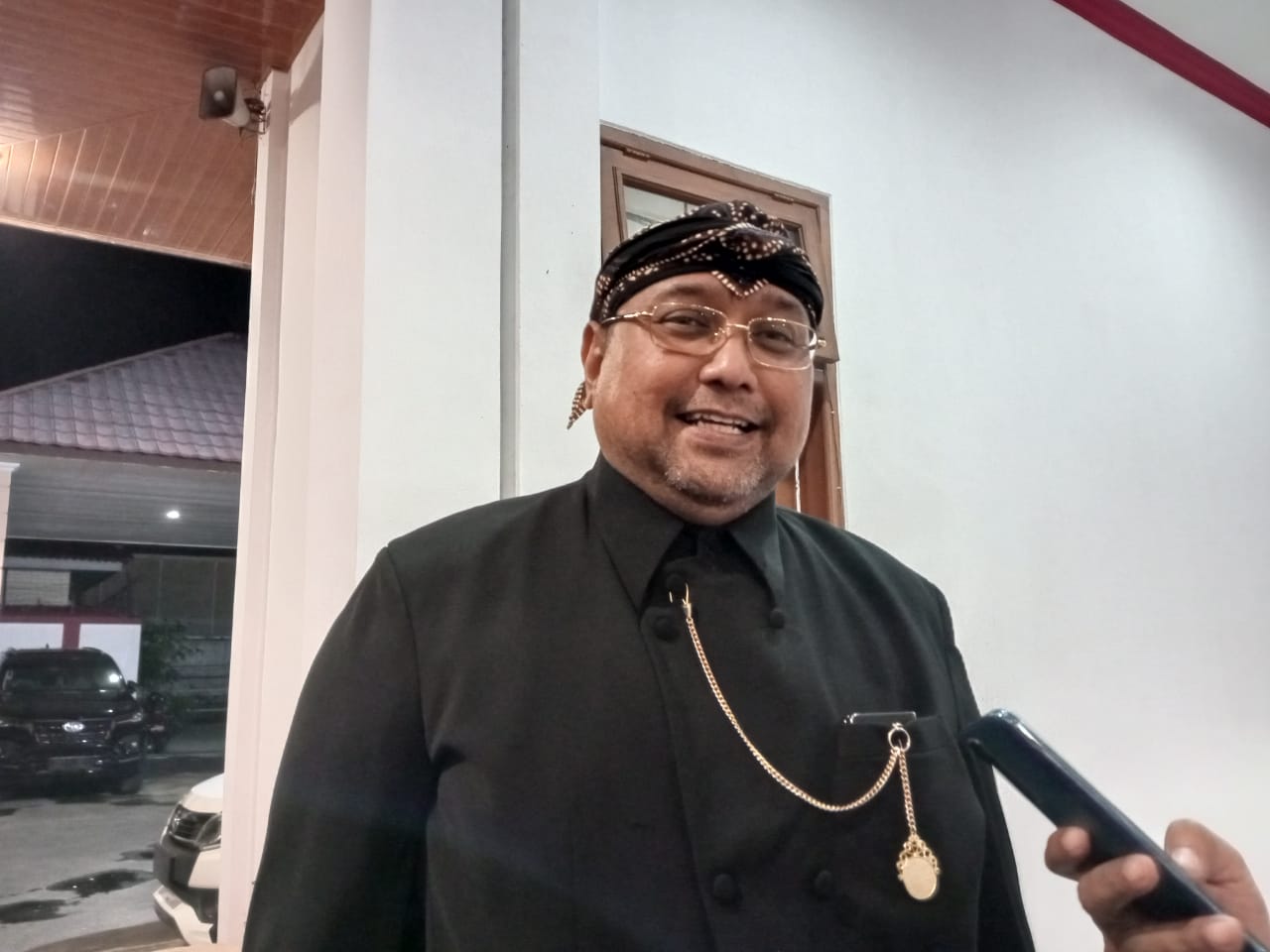 OPTIMISTIS : Wakil Ketua 1 DPRD Kabupaten Pati Joni Kurnianto usai mengikuti rapat paripurna, Selasa (6/8) malam. (ACHMAD ULIL ALBAB/RADAR KUDUS)