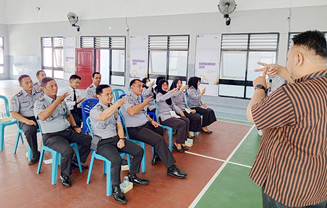 DILATIH: Pegawai Lapas Pati mencoba bahasa isyarat di aula lapas baru-baru ini. (LAPAS PATI UNTUK RADARPATI.ID)