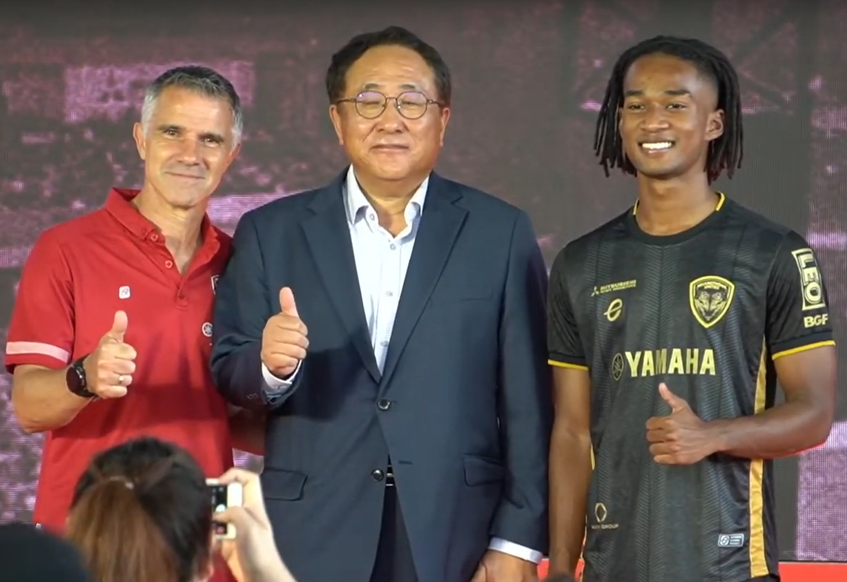 Ronaldo Kwateh (paling kanan). (sumber: Youtube Muangthong United)