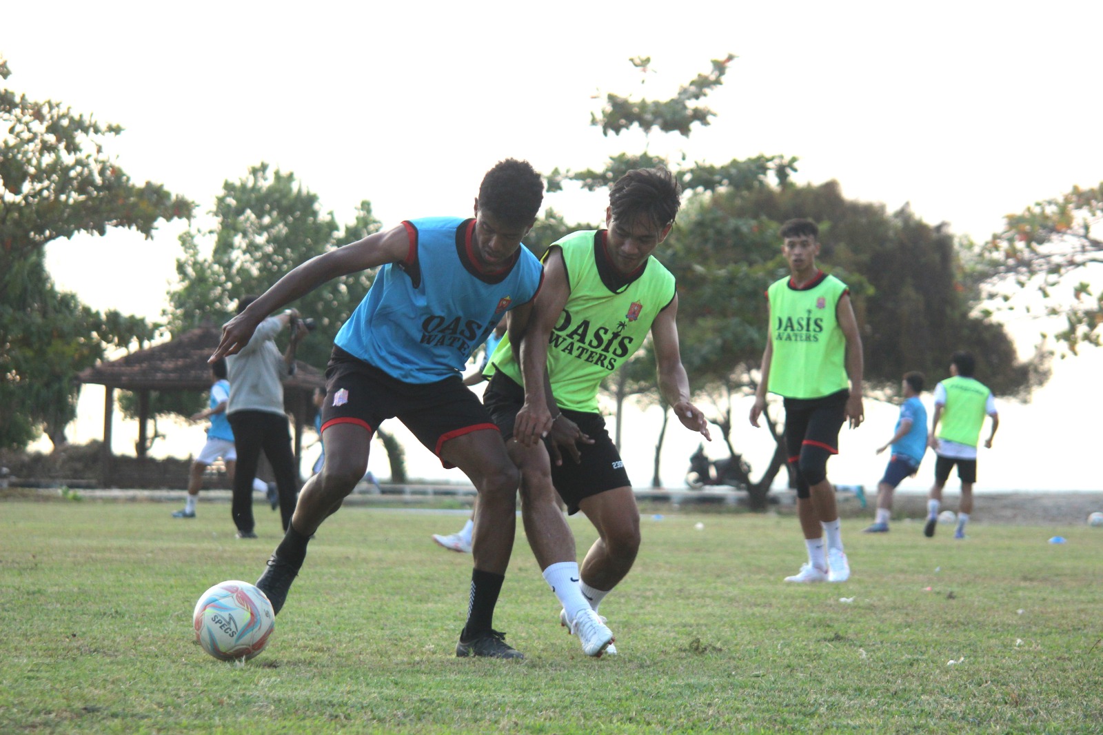 SEMANGAT: Para pemain Persijap Jepara mengikuti latihan perdana yang digelar di Lapangan Pantai Bandengan. (MOH. NUR SYAHRI MUHARROM/RADAR KUDUS)