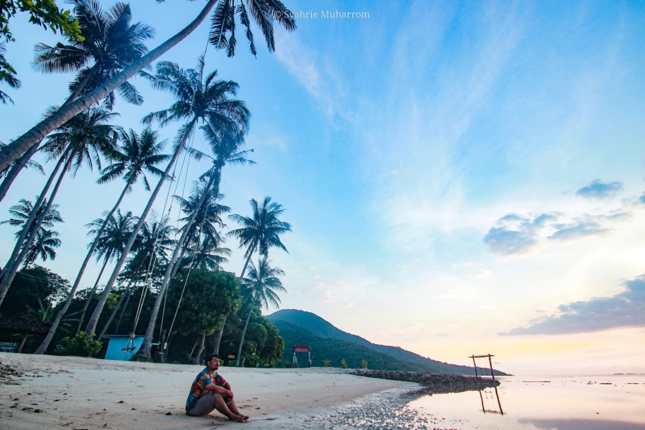 INDAH: Pengunjung menikmati sunset di salah satu pantai yang ada di Karimunjawa. (M. Syahrie Muharrom/RADARPATI)