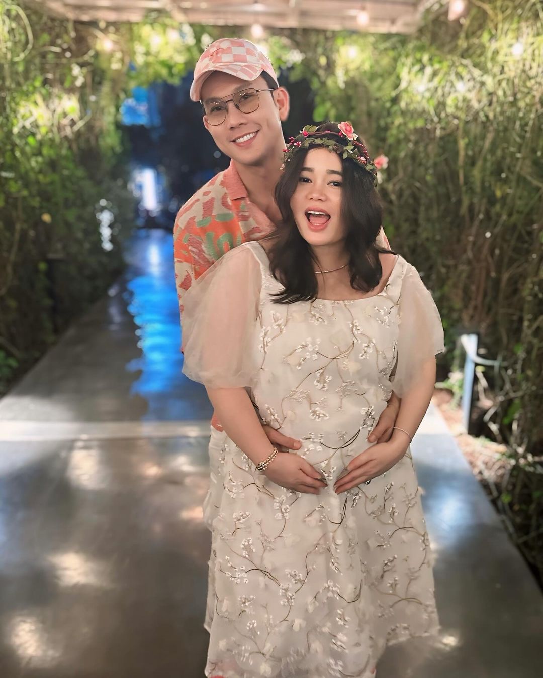 ANAK PERTAMA: Denny Sumargo memeluk Olivia saat hamil.