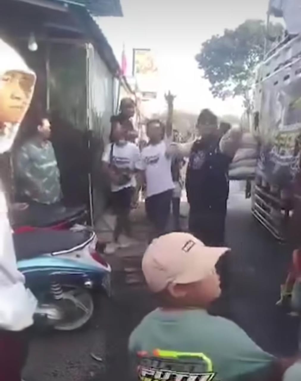 TANGKAPAN LAYAR FB  MARAH: Ibu-ibu nekat menyiram rombongan sound horeg di Desa Waturoyo, Margoyoso Pati pada Minggu (12/8)