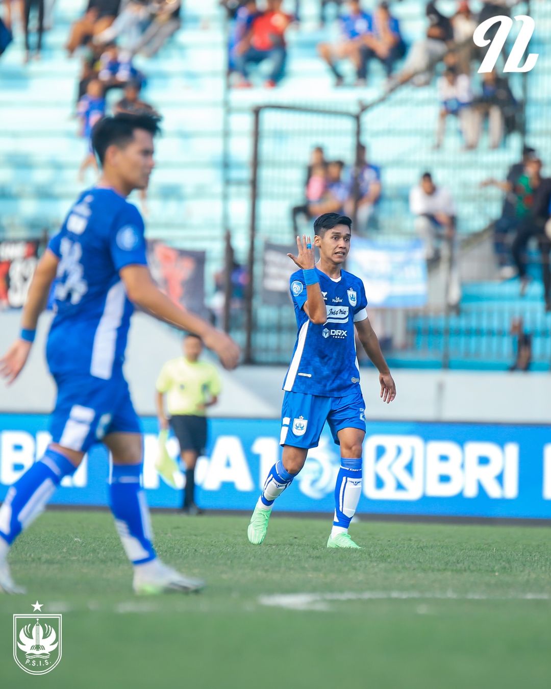 BANGKIT : Gelandang PSIS Semarang Septian David maulana memompa semangat juang rekan-rekannya. (OFFICIAL PSIS SEMARANG)