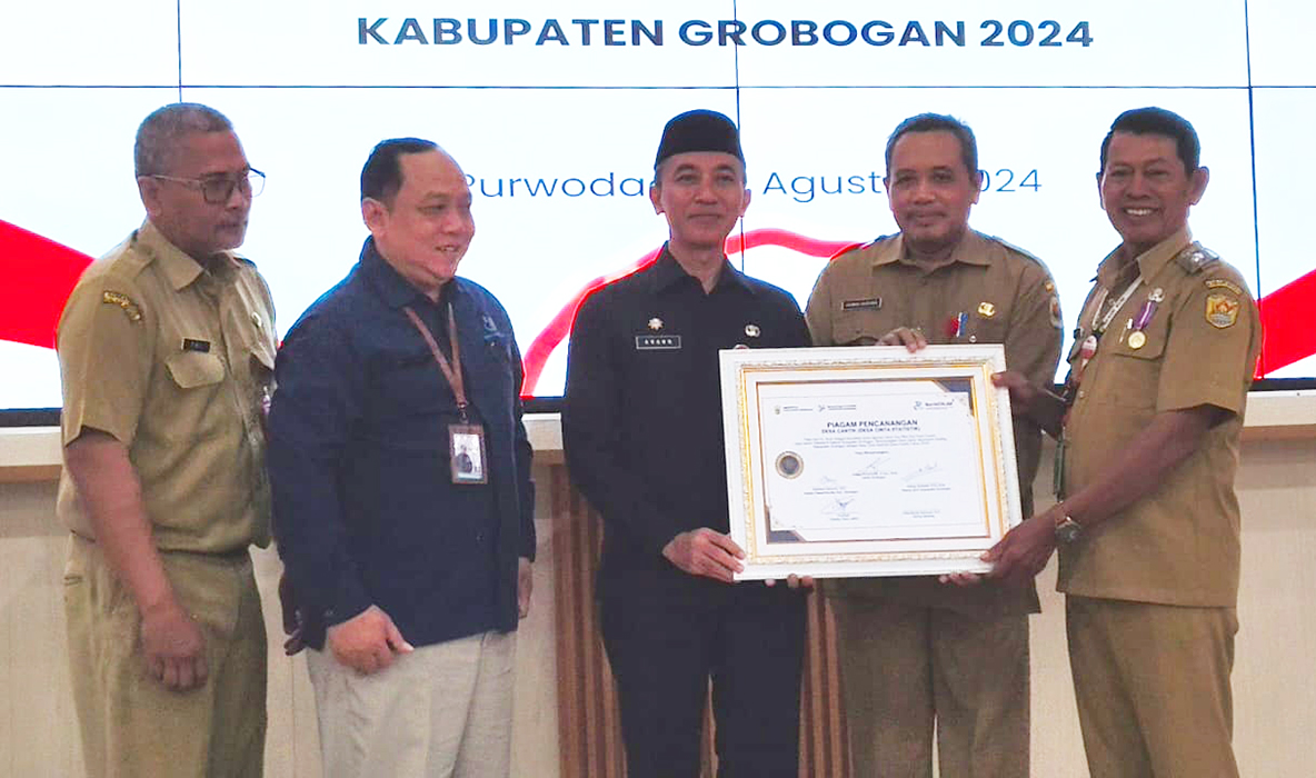 PERCONTOHAN: Sekda Grobogan Anang Armuanto menandatangani deklarasi Desa Cantik di gedung Riptaloka Setda Grobogan, Senin (12/8). (SIROJUL MUNIR/RADARPATI.ID)