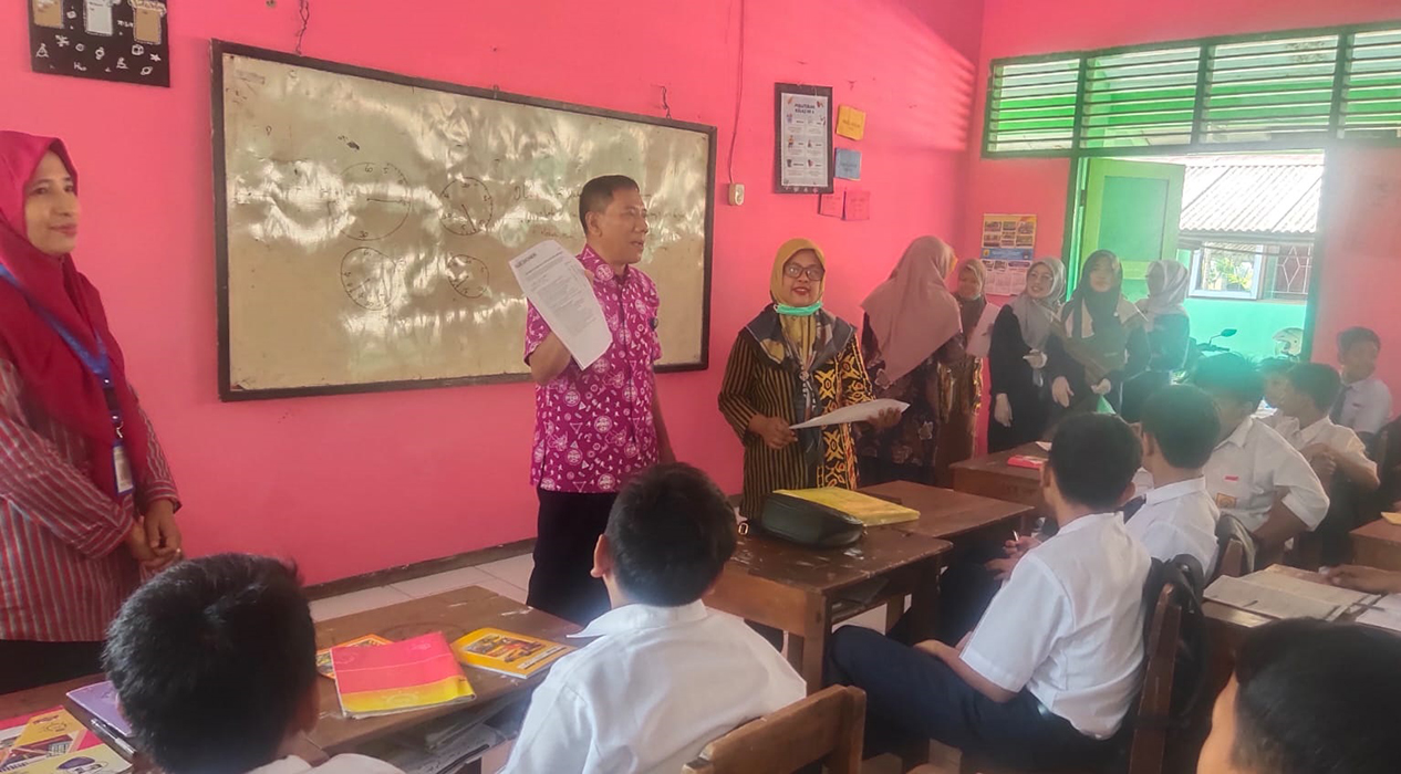SKRINING: Petugas Dinkes Grobogan dan puskesmas saat melakukan deteksi dini pelayanan kesehatan jiwa ke sekolah. (INTAN MAYLANI SABRINA/RADARPATI.ID)