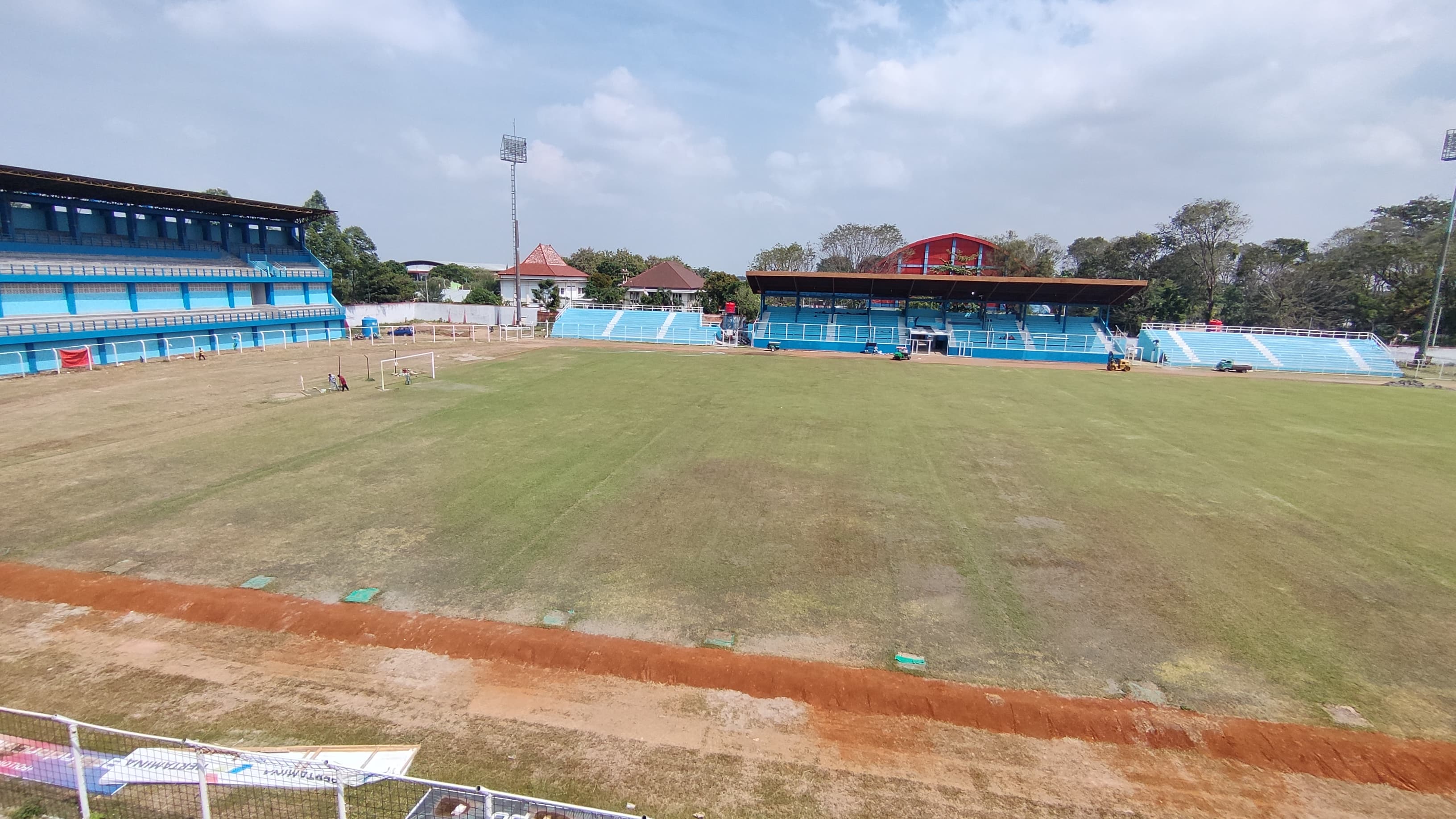 DIKEBUT: Fasilitas bench pemain diturunkan di Stadion Wergu Wetan jelang Liga 2 Nasional. (GALIH ERLAMBANG W/ RADAR KUDUS)