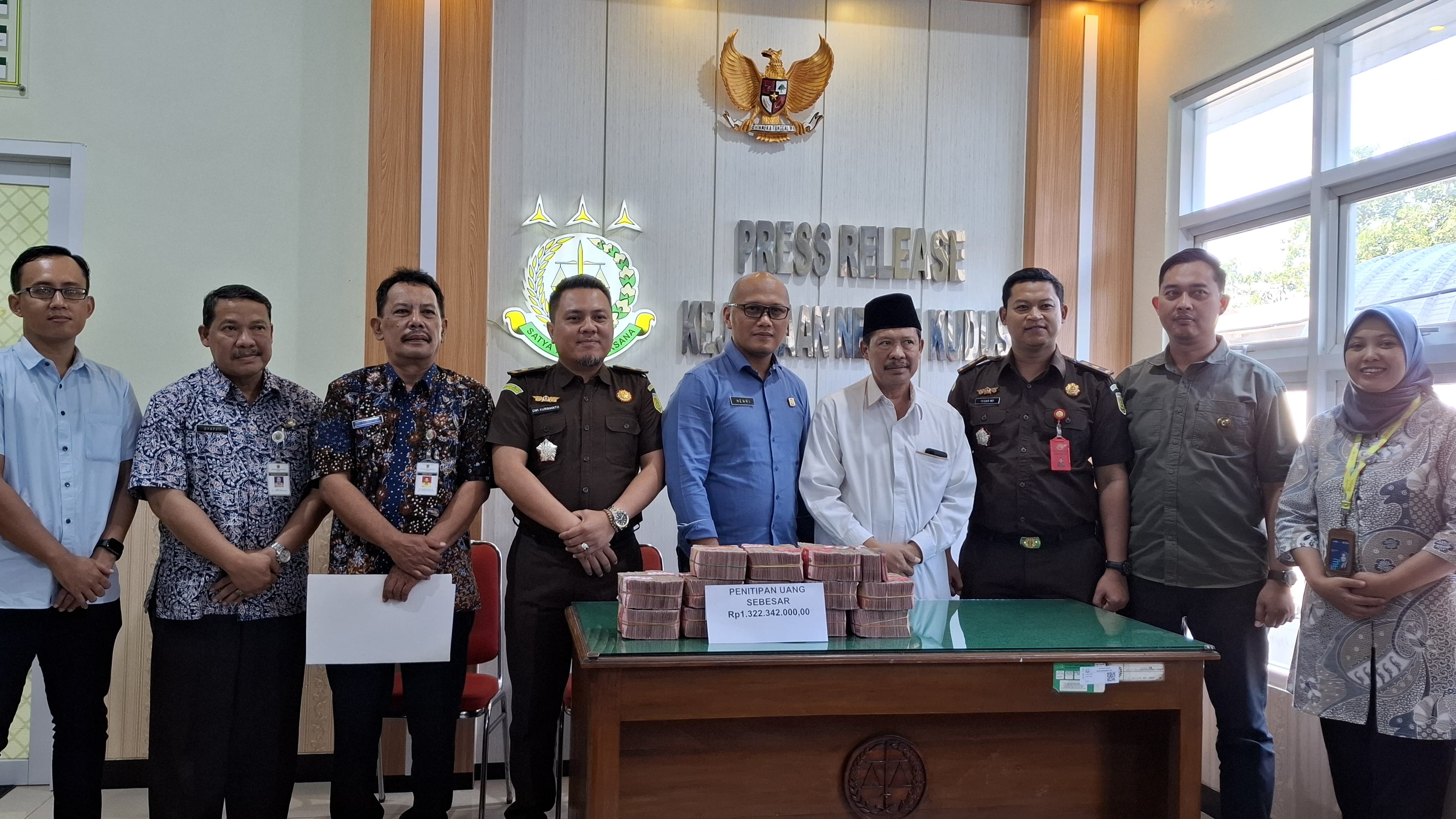 DIKEMBALIKAN: PCNU Kudus menitipkan uang sebesar Rp 1,3 miliar kepada Kejari Kudus menindaklanjuti temuan BPK. (KEJARI KUDUS UNTUK RADAR KUDUS)