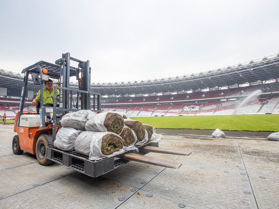 PERSIAPAN LAGA: Pemasangan rumput SUGBK Jakarta. (Sumber IG)