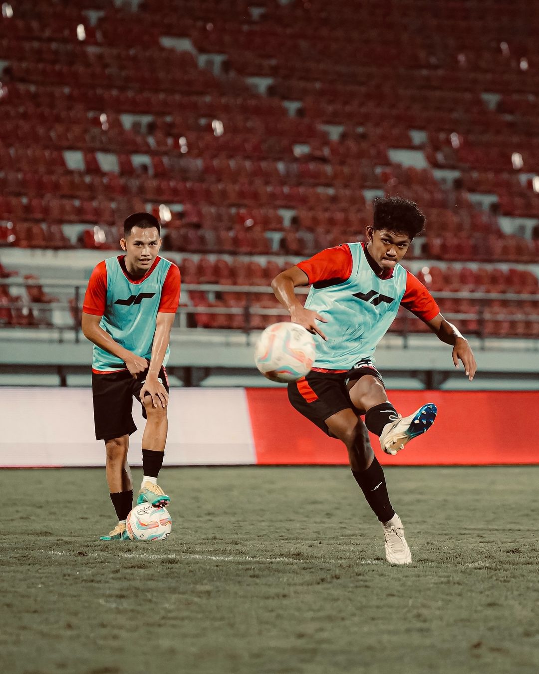 SIAP BERLAGA: Jehan Pahlevi saat masih berseragram Persija sedang latihan. Kini, dia bergabung dengan Persiku bersama empat pemain eks Persija lain. (INSTAGRAM JEHAN PAHLEVI)