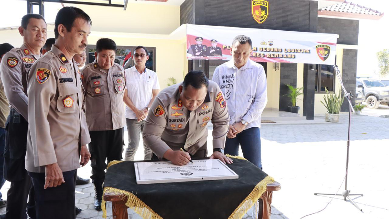 PERESMIAN : Kapolres Rembang AKBP Suryadi bersama jajarannya meresmikan gedung logistik baru kemarin. (HUMAS POLRES RBG UNTUK RADARPATI.ID)