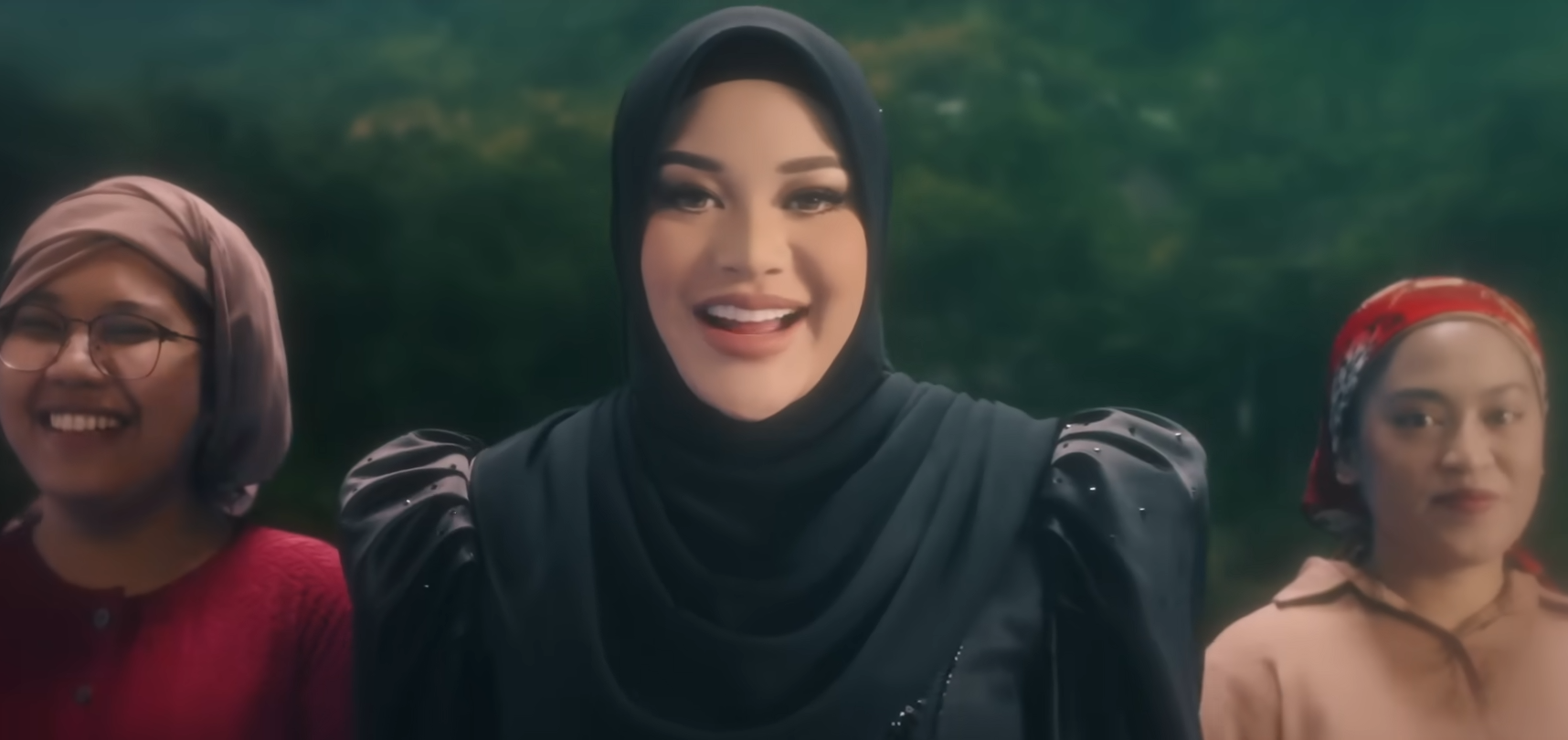 Aurel Hermansyah dalam Video Klip Torang Indonesia (Youtube)