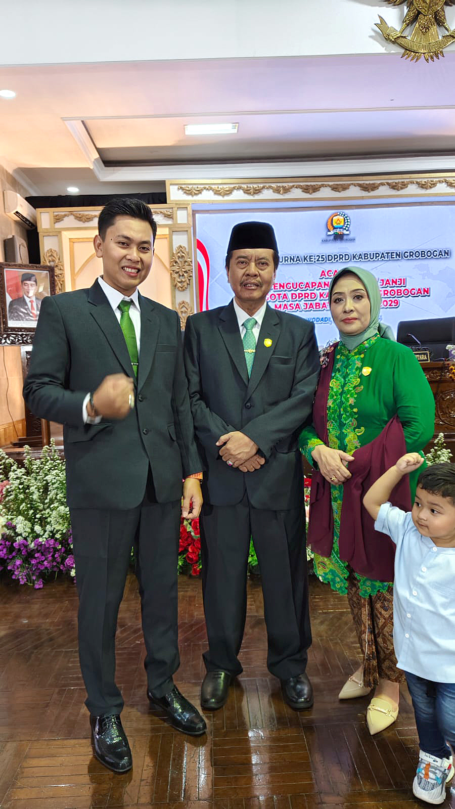 BAPAK IBU ANAK: Dari kiri Arif Dwi Agustino (anak), Sukanto (bapak) dan Sri Murdiyati (istri) terpilih menjadi aggota DPRD Grobogan periode 2024-2029 lewat kendaraan partai. (SIROJUL MUNIR/RADAR KUDUS