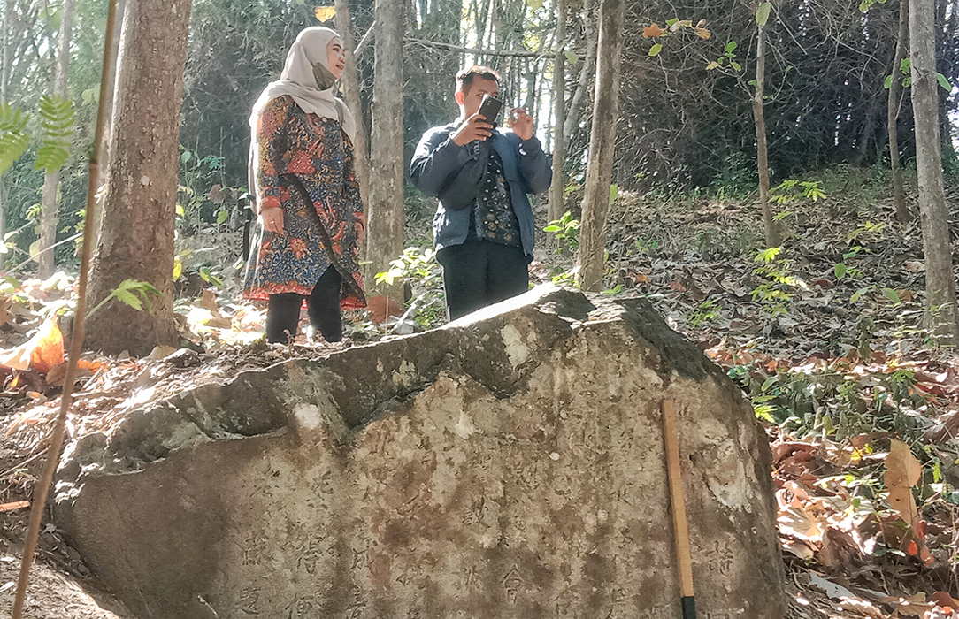 IDENTIFIKASI AWAL: Tim Dinbudpar Rembang mengunjungi lokasi temuan prasasti di Desa Warugunung, Pancur kemarin. (VACHRI RINALDY L/RADARPATI.ID)