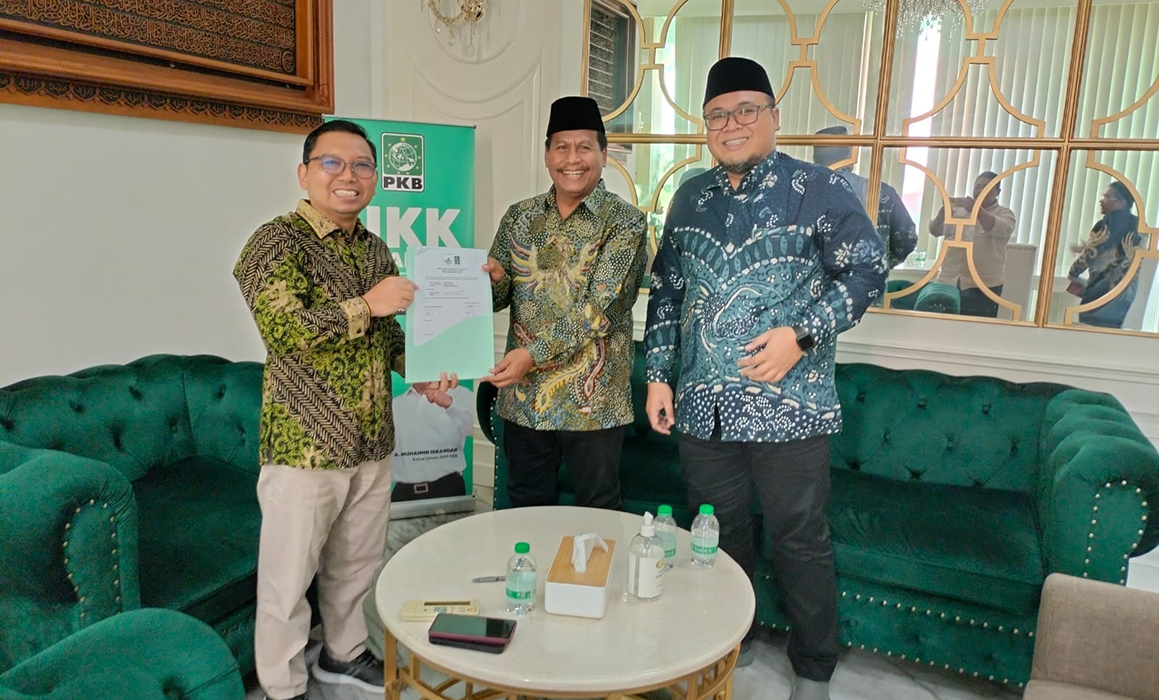 PENYERAHAN BERITA ACARA: Sekretaris Desk Pilkada DPP PKB Zainul Munasichin menyerahkan berita acara mengikuti UKK kepada Pasangan Calon Bupati dan Wakil Bupati Rembang kemarin. ( HARMONIS )