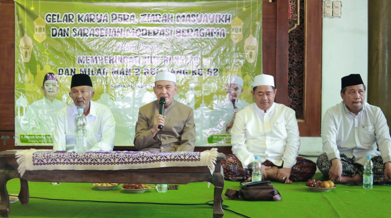 SAMBUT SISWA: Gus Zaim menghadiri sarasehan moderasi beragama dalam rangka peringatan HUT RI dan Milad MAN di Masjid Jami Lasem kemarin. (MAN 2 REMBANG UNTUK RADARPATI.ID)