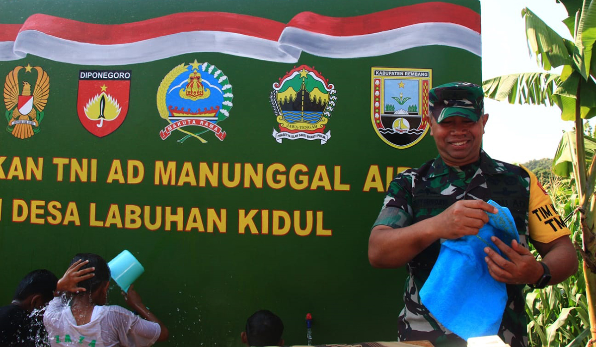 UNGKAPAN SYUKUR: Inspektur Pusat Teritorial Angkatan Darat, Brigjen TNI Dany Budiyanto memandikan anak-anak di Labuhan Kidul, Sluke, saat cek bantuan RTLH, Kemarin (14/8). (WISNU AJI/RADARPATI.ID)