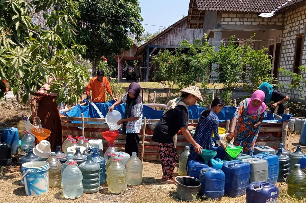 ANTRE: Warga terdampak kesulitan air bersih antre air bersih dari BPBD Rembang, Selasa lalu (13/8). (PEMKAB RBG UNTUK RADARPATI.ID)