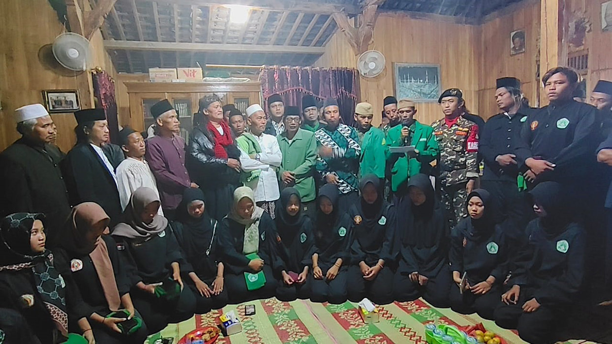 PERNYATAAN SIKAP: Anggota PC NU Grobogan dan Banomnya melakukan penyertaan sikap tentang insiden Persekuisi Kiai di Rengasdengklok Karawang di Ponpes Bendo, Putatsari, Grobogan. (SIROJUL MUNIR/RADARPA