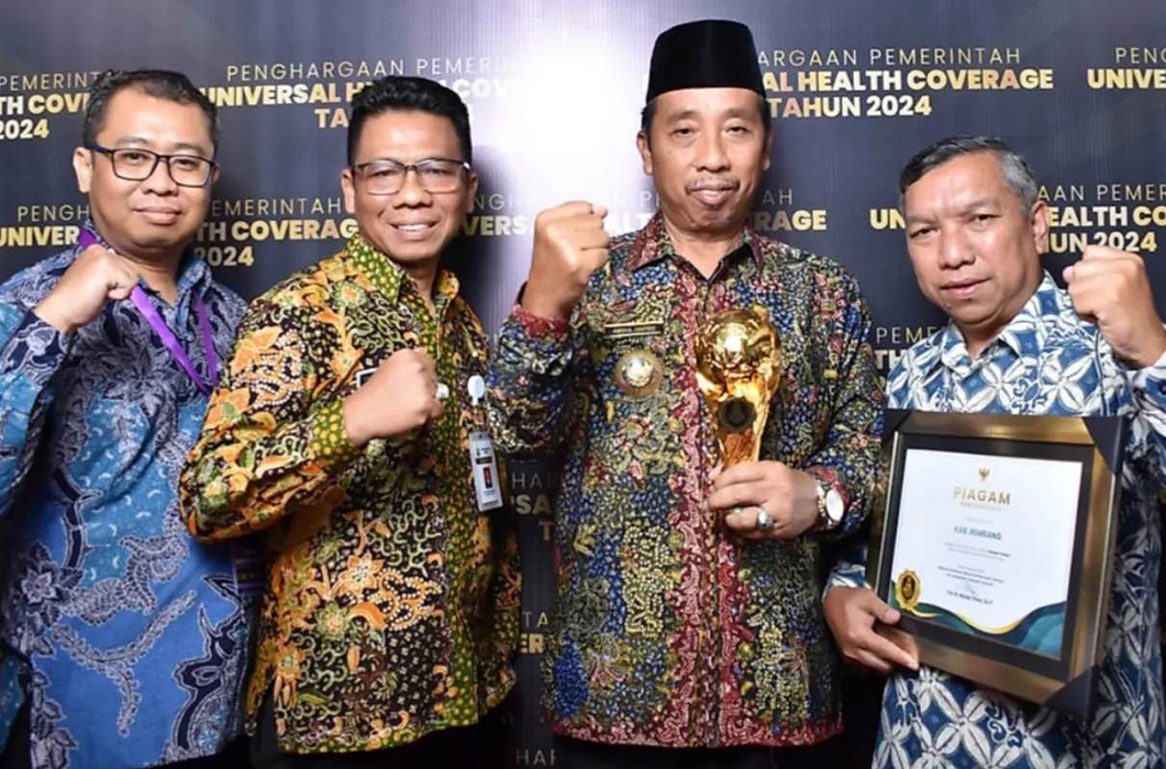 JADI MOTIVASI: Bupati Rembang Abdul Hafidz (tengah) bersama Kepala Dinkes, Kepala Dinsosppkb dan BPJS Kesehatan Cabang Pati menunjukan penghargaan UHC 2024 Kategori Madya. (DINSOSPPKB RBG )