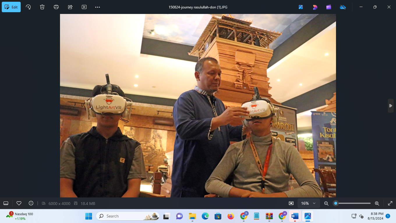 KREATIF: Pengunjung menikmati VR Journay di Museum Jenang Mubarok Kudus (15/8).  (DONNY SETYAWAN/ RADAR KUDUS)