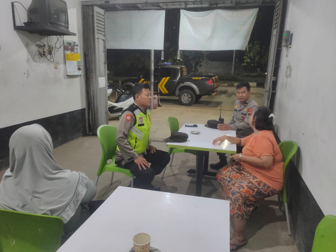 MERESAHKAN: Anggota Polsek Jati mendatangi warung kopi yang sempat viral dan mengimbau agar pemilik memberikan pelayanan yang sopan. (POLSEK JATI UNTUK RADAR KUDUS)   &nbsp;