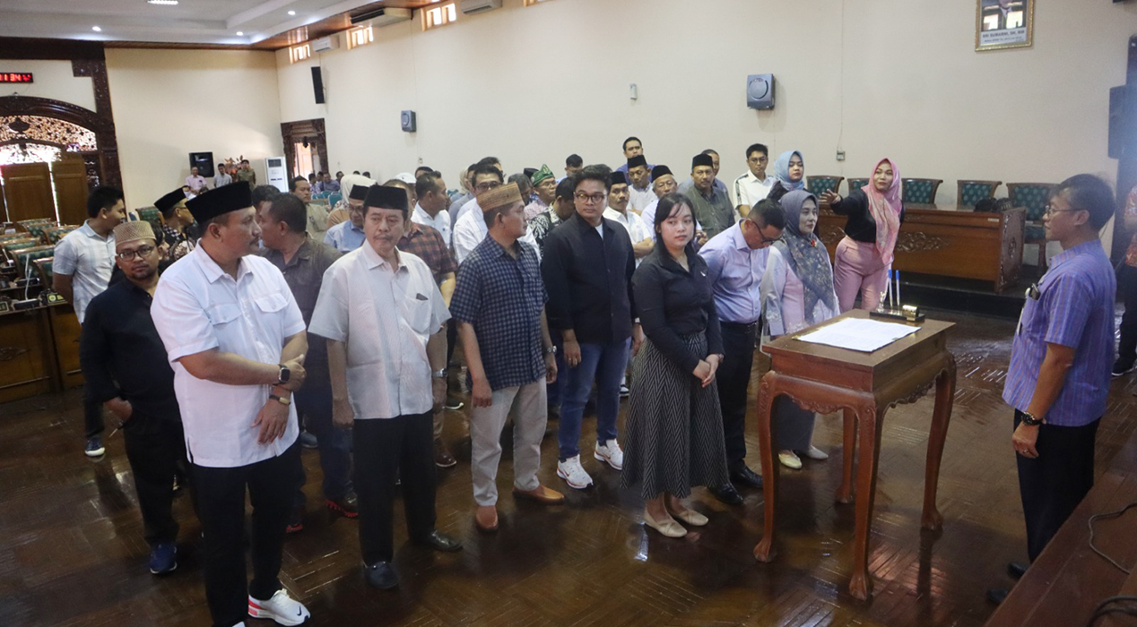 GLADI BERSIH: Anggota DPRD Grobogan terpilih periode 2024-2029 lakukan gladi bersih di ruang paripurna kemarin. (SIROJUL MUNIR/RADARPATI.ID)