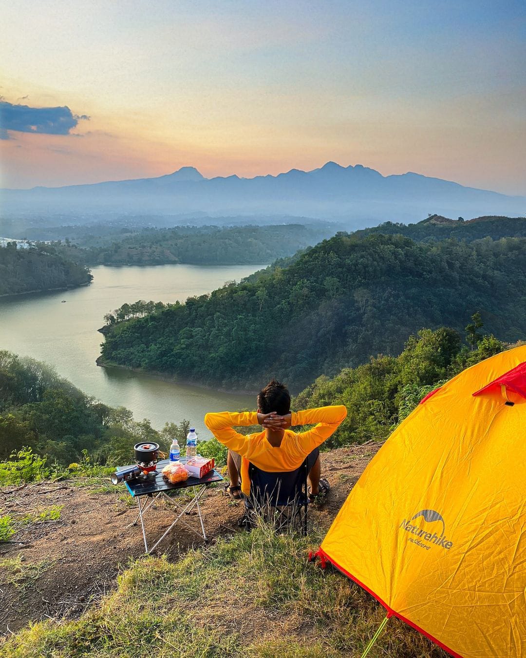 HIDDEN GEM : Pemandangan indah Bukit Puser Angin di Jekulo Kudus dengan view waduk Logung dan Pegunungan Muria. (INSTAGRAM THELAND__)