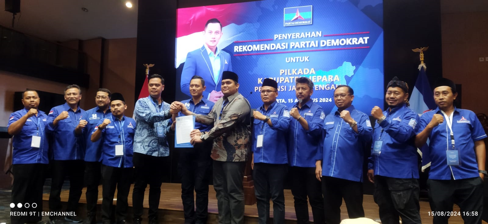 LOLOS: Pasangan bakal calon bupati dan wakil bupati Witiarso Utomo dan M. Ibnu Hajar menerima rekomendasi dari Ketua Umum Partai Demokrat Agus Harimurti Yudhoyono (15/8). (WITIARSO UTOMO UNTUK RADAR K