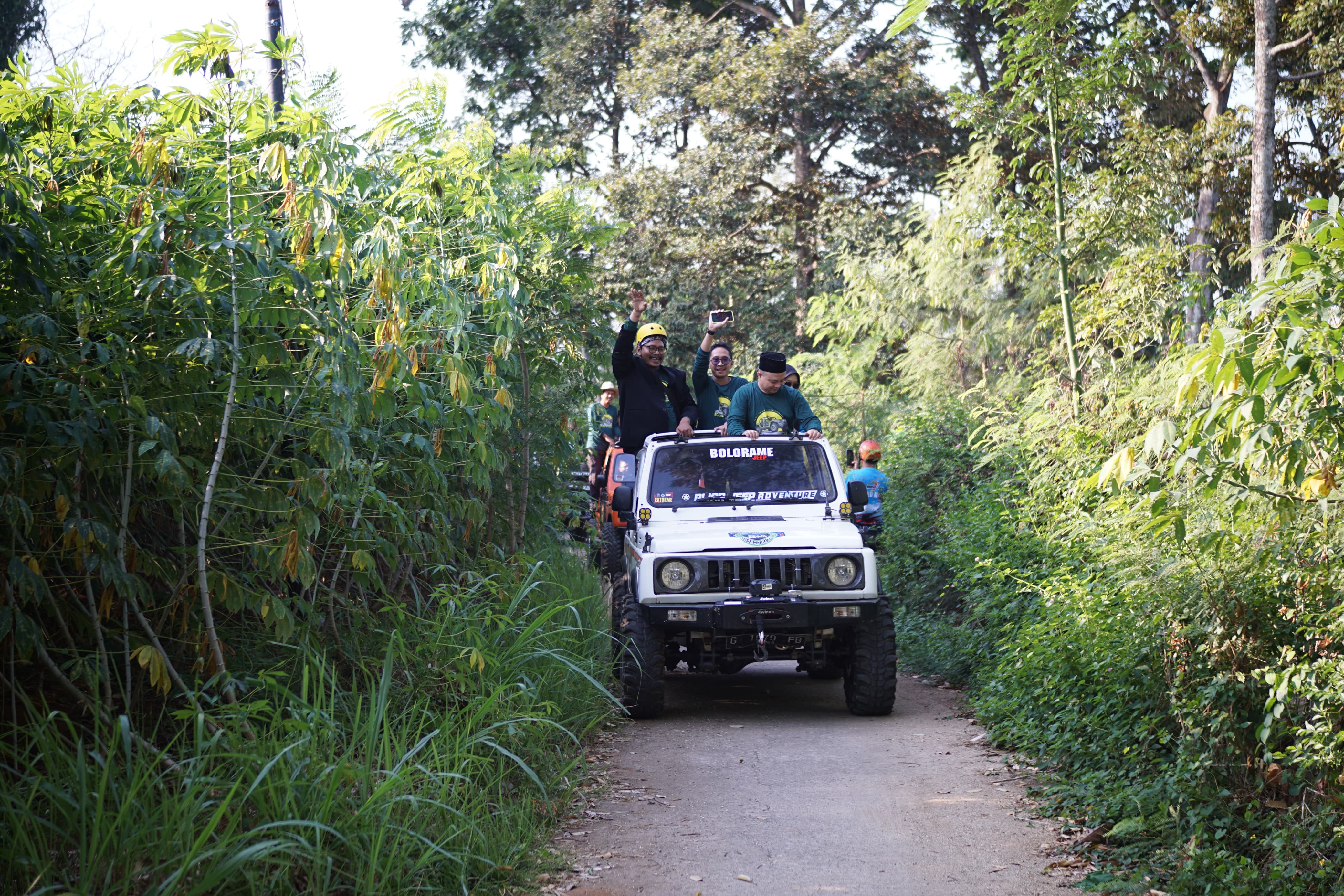 SERU-SERUAN: Wisatawan sedang naik jeep menjelajah mata air di Lereng Muria keliling Desa Lau, Kabupaten Kudus. (POKDARWIS LAU UNTUK RADAR KUDUS)