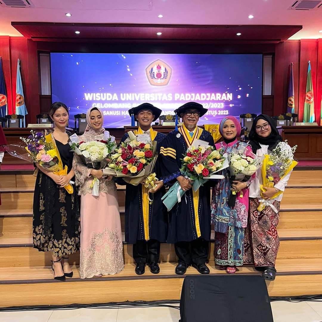 Artis senior Dedy Mizwar wisuda. (istimewa)