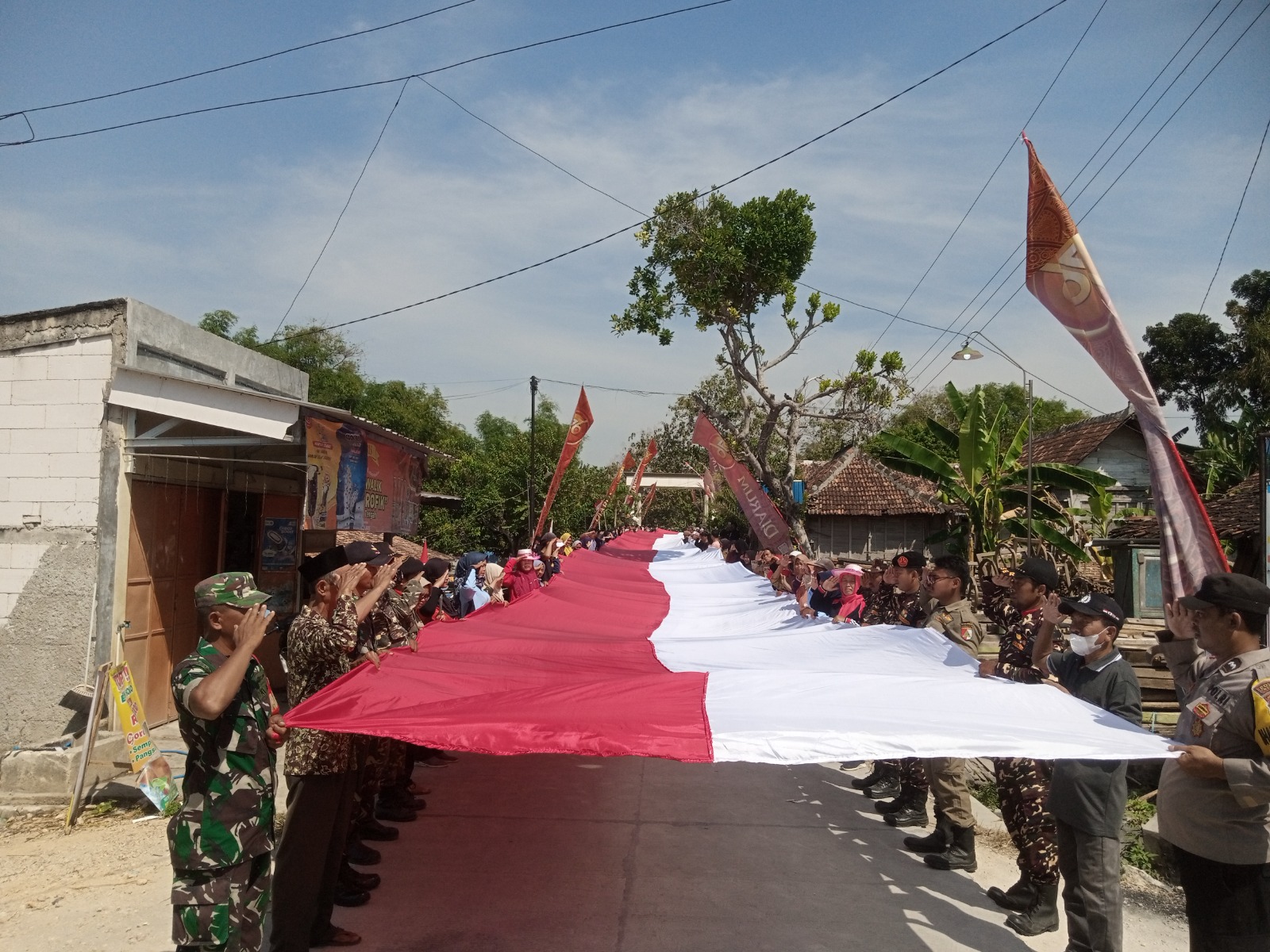 MERIAH: Warga Desa Karangtengah, Kecamatan Ngawen saat menjahit bendera merah putih. (EKO SANTOSO/RADAR KUDUS)