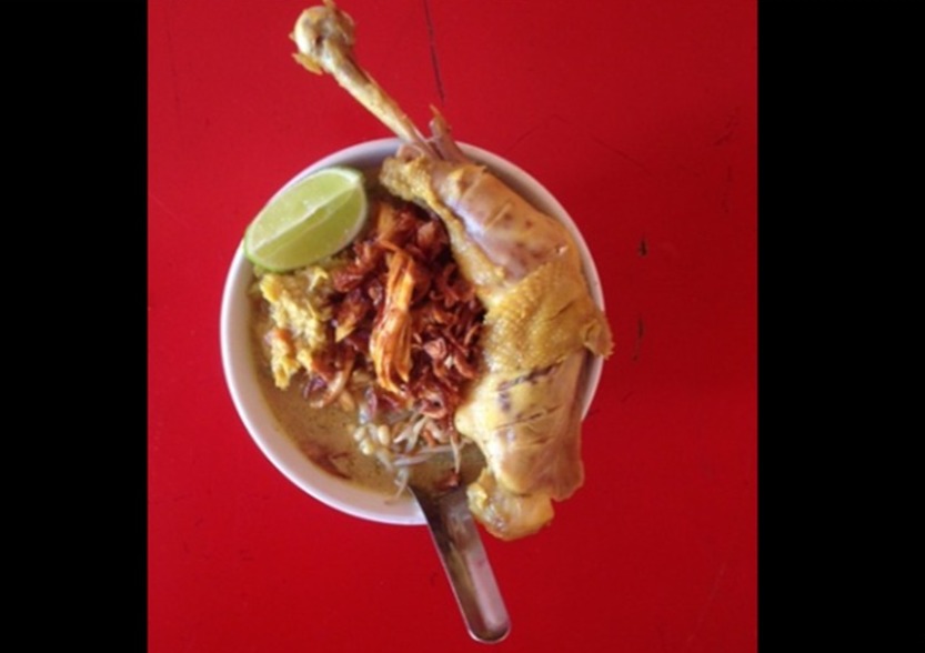 Semangkuk Soto Kemiri lengkap dengan tambahan paha ayam.